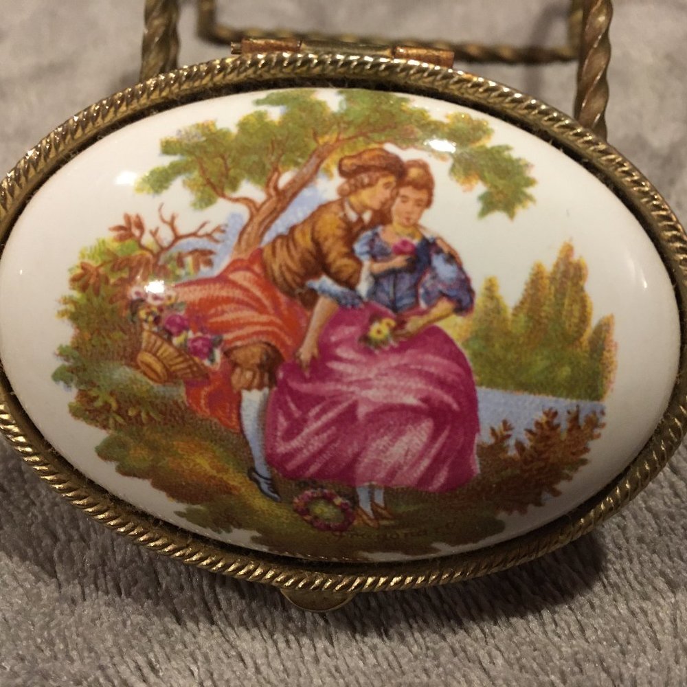 VINTAGE FRAGONARD LIMOGES COURTING COUPLE PILL BOX AND A MINIATURE VASE